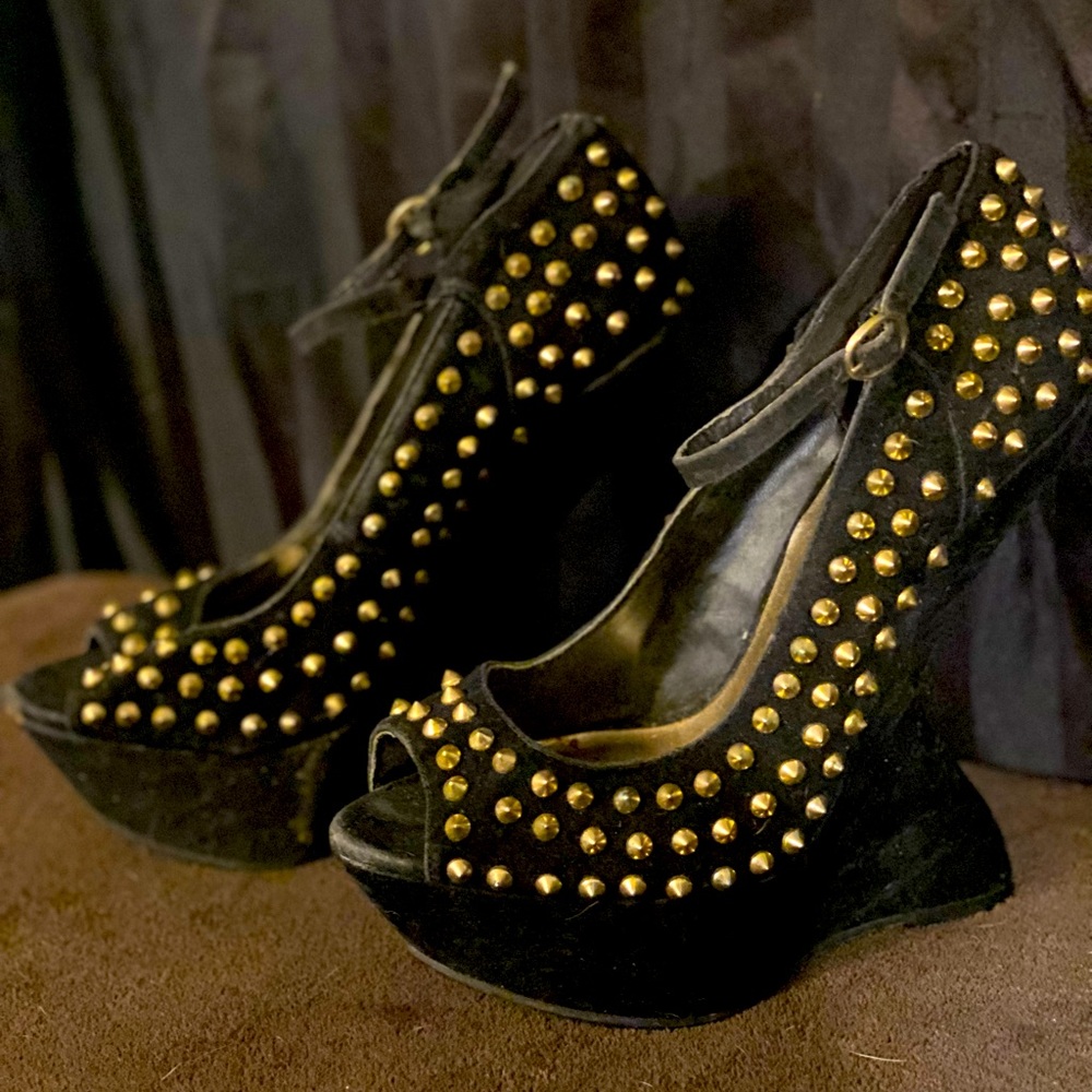 STEVE MADDEN WOMANS NWOT BLACK GOLD STUDDED WEDGE PLATFORMS